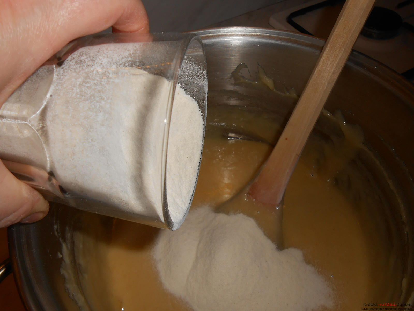 Мастер-класс научит печь пряники в домашних условиях, сахарная глазурь которых защитит их от черствения.. Фото №14